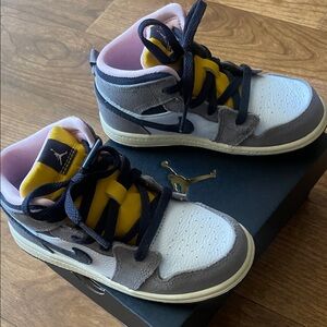 Air Jordan 1 mid sneaker toddler size 10